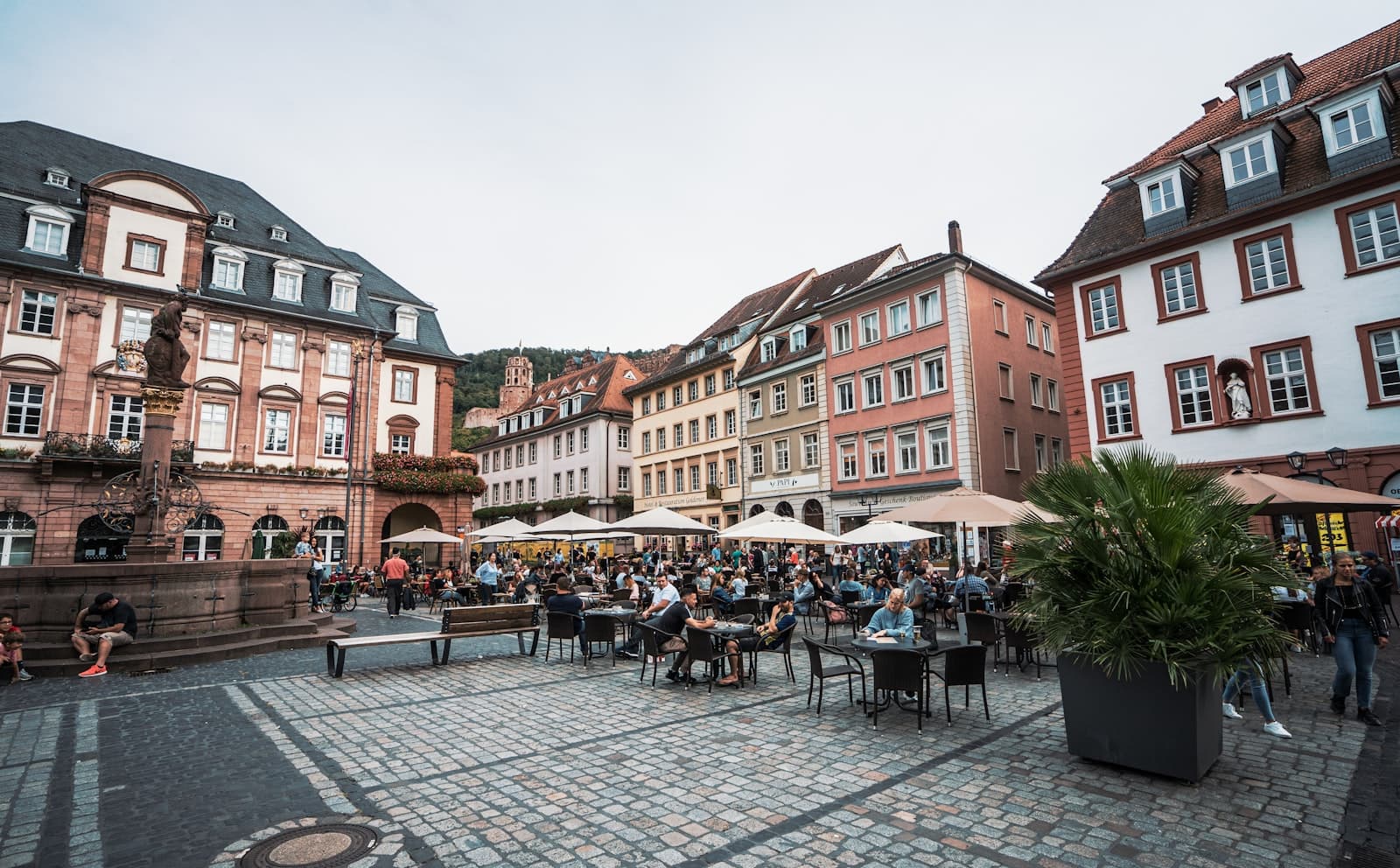 Historischer Marktplatz — die Praxis liegt zentral am Aachener Markt